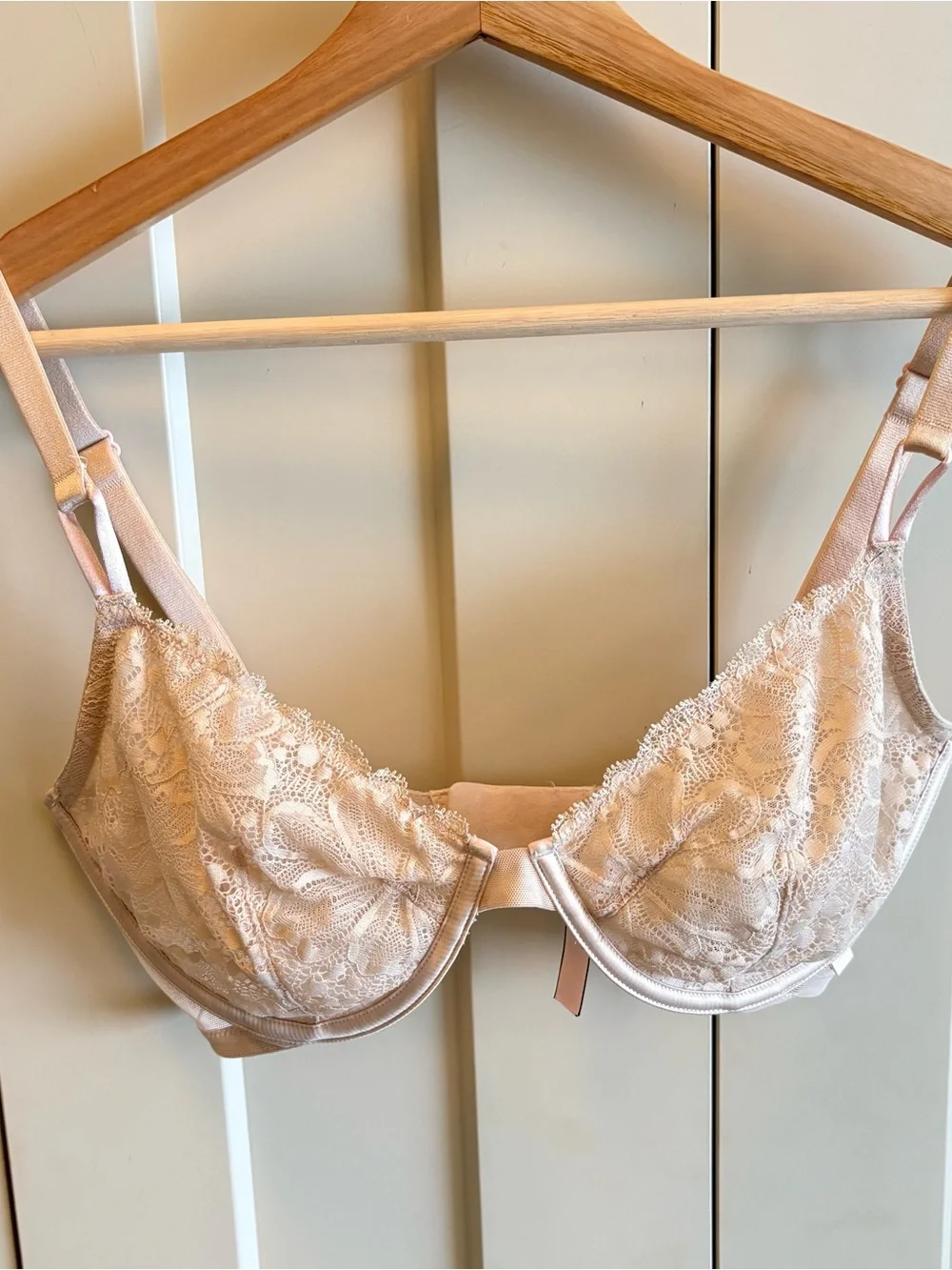 Victoria's Secret Light Nude Lace Underwire Bra - Picture 1 of 10